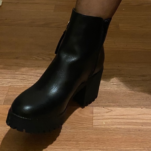 BOOTS - Picture 2 of 5